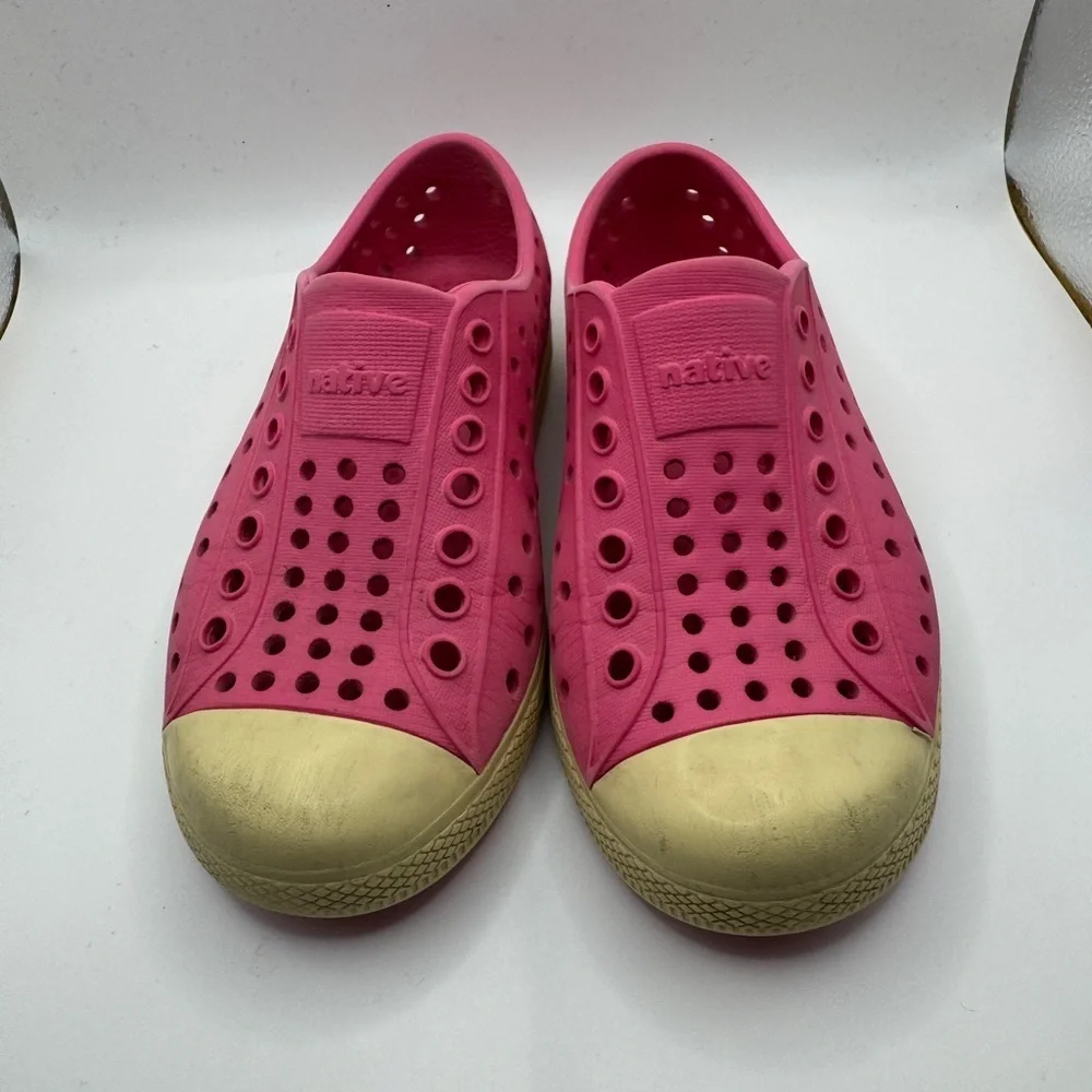 Native Jefferson Toddler Size 9 Girls Pink and Cream Lightweight Water Shoes